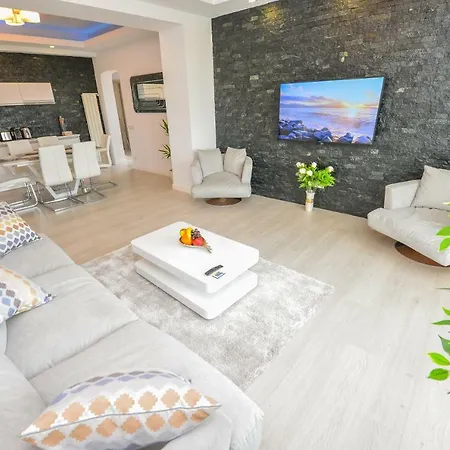 Luxury & Park View Apartment *